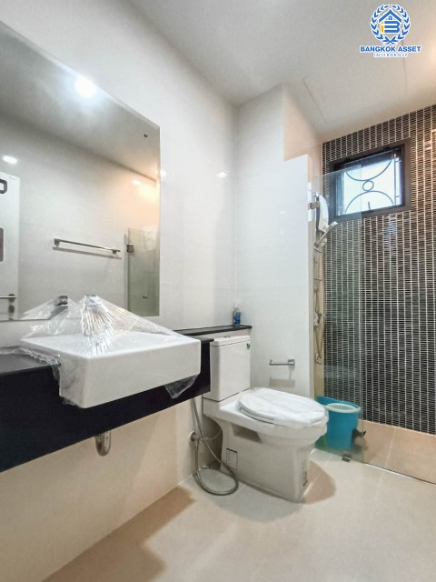 บ้านเดี่ยวมือสองย่านนนทบุรีฯ ม.เพอร์เฟคมาสเตอร์พีช รัตนาธิเบศร์  เนื้อที่กว้างขวางมากถึง 130.20 ตร.ว.  ฟังก์ชัน 4 ห้องนอน 5 ห้องน้ำ ที่จอดรถ 3 คัน เฟอร์นิเจอร์บิ้วท์อิน เปลี่ยนสุขภัณฑ์ใหม่ทั้งหลัง! บนทำเลแห่งการเดินทาง ใกล้รถไฟฟ้าสายสีม่วง "สถานีไทรม้า" และทางด่วน "งามวงศ์วาน" จองเลย!